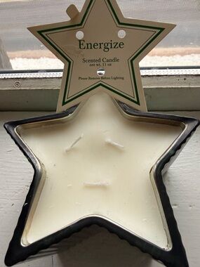 Energize Star-Shaped Scented Candle — Cream Wax in Black Star Dish